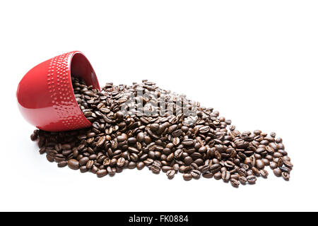 Cáliz rojo con granos de café aislado en blanco Foto de stock