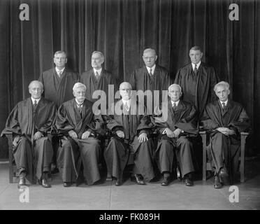 Los magistrados de la Corte Suprema de EE.UU. con el Ministro de Justicia, Charles Evans Hughes (fila inferior, centro), Washington DC, Estados Unidos, circa 1930.jpg