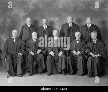 Los magistrados de la Corte Suprema de EE.UU. con el Presidente de la Corte Suprema William Howard Taft (fila inferior, centro), Washington, DC, Estados Unidos de América, circa 1925.jpg