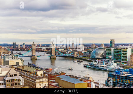 Nueva Bella Vista urbana de Londres, Inglaterra, con el Tower Bridge, el Ayuntamiento y el río Támesis