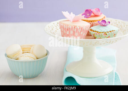Cupcakes con flores. Foto de stock