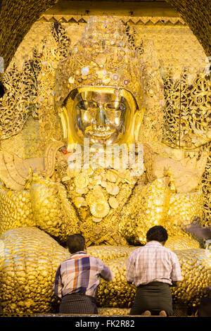 En Asia, el sudeste de Asia, Myanmar, Mandalay, Templo del Buda Mahamuni Foto de stock