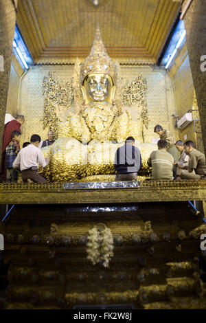 En el Templo del Buda Mahamuni Mandalay Foto de stock