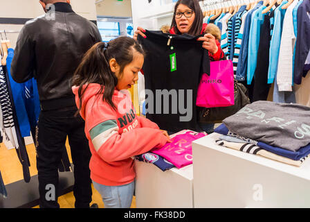 Kenzo tienda ropa etiqueta tiendas marcas luces imágenes de alta resolución - Alamy