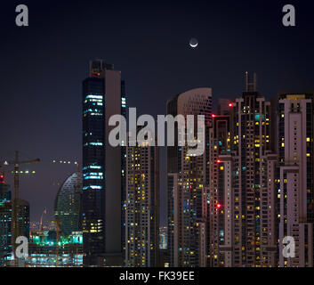 Vista del barrio residencial en Dubai por la noche