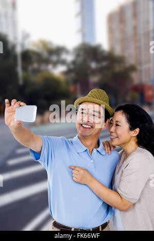 Imagen compuesta de un hombre y una mujer teniendo una imagen