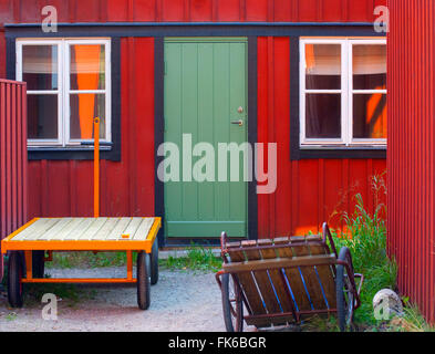 Pintado de casa de vacaciones en una de las islas del archipiélago de Estocolmo, Suecia, Escandinavia, Europa Foto de stock