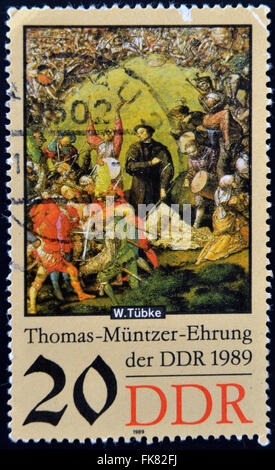 Alemania: circa 1989: un sello impreso en RDA muestra escenas de batalla, un detalle de la pintura a principios de la revolución burguesa en Alemania Foto de stock