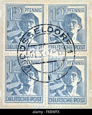 Alemania- circa 1947: un sello impreso en Alemania occidental (RFA) muestra un jornalero en un sombrero, circa 1947 Foto de stock