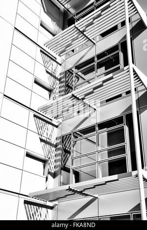 Milton Keynes el cuadrante construcción abstracta. Milton Keynes, Buckinghamshire, Inglaterra. Blanco y negro Foto de stock