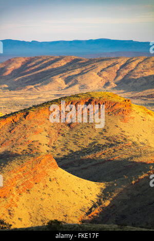 La región de Pilbara cerca de Tom Price desde alli Hill, Australia Occidental Foto de stock