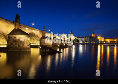 Ver en la noche en el río Vltava en Praga con Charles Bridge San Francisco Iglesia