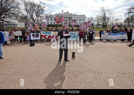 Enero 27, 2016 - Washington, DC, EE.UU.: los activistas de la paz de marzo en memoria de concepción Picciotto Foto de stock