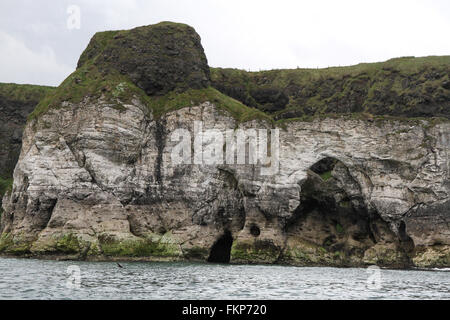Acantilados de piedra caliza en la costa noroeste de Irlanda del Norte en las Rocas Blancas, Portrush, Condado de Antrim. Foto de stock