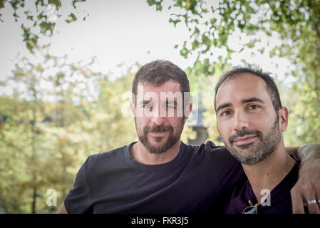 Una pareja gay caucásico abrazando al aire libre