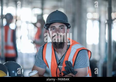 Builder tomando un café en el sitio de construcción
