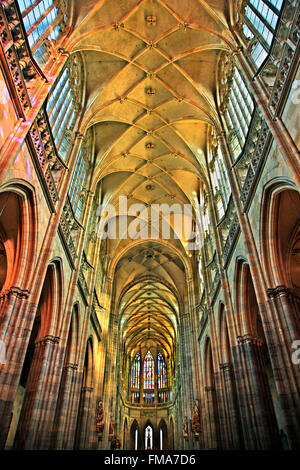 Dentro de la catedral de San Vito en El Castillo de Praga, Praga, República Checa Foto de stock