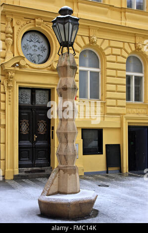 La única farola cubista del mundo en Nove Mesto ('Ciudad nueva'), Praga, República Checa. Foto de stock