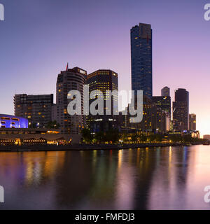 Vista de la torre Eureka y el horizonte a lo largo de río Yarra al anochecer, Melbourne, Victoria, Australia