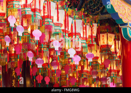Linternas a Wong Tai Sin Temple, Wong Tai Sin, Kowloon, Hong Kong, China Foto de stock