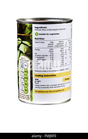 La etiqueta nutricional en la parte posterior de una lata. Foto de stock