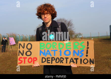 Bedfordshire, Reino Unido. 12 de marzo de 2016. Miles de manifestantes se reunieron en el centro de detención de Yarl's Wood para exigir el cierre de todos los centros de detención de inmigración en el Reino Unido. Crédito: Penelope Barritt/Alamy Live News Foto de stock