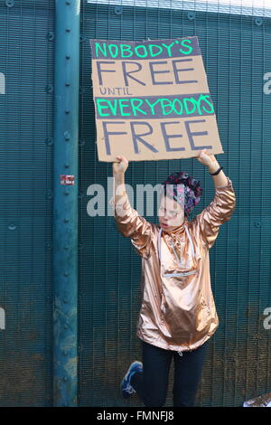 Bedfordshire, Reino Unido. 12 de marzo de 2016. Miles de manifestantes se reunieron en el centro de detención de Yarl's Wood para exigir el cierre de todos los centros de detención de inmigración en el Reino Unido. Crédito: Penelope Barritt/Alamy Live News Foto de stock