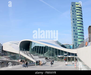 Nueva Estación de Tren Central en Arnhem, Países Bajos, diseñada por el renombrado arquitecto holandés Ben van Berkel (UNStudio) Foto de stock
