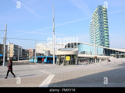 Plaza enfrente de la Estación Central de Trenes en Arnhem, Países Bajos, diseñado por el arquitecto Ben van Berkel (UNStudio) Foto de stock