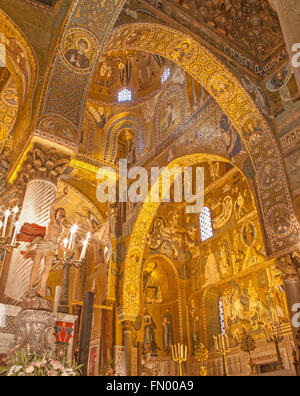 PALERMO, Italia - Abril, 2013: Mosaico de la Capilla Palatina - Capilla Palatina en el palacio normando en el estilo de la arquitectura bizantina Foto de stock