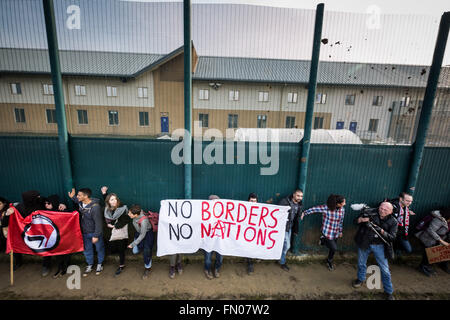 Bedfordshire, Reino Unido. 12 de marzo de 2016. Apague Yarl's Wood extracción centro de detención de inmigración de protesta masiva: Guy Corbishley de crédito/Alamy Live News Foto de stock