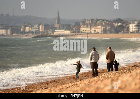 Dorset, Reino Unido. 14 de marzo de 2016. El clima del Reino Unido: La gente puede disfrutar del sol en la playa de Preston en Weymouth Dorset crédito: servicio de medios/Alamy Live News Foto de stock