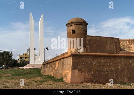 El fuerte San Gil y el Obelisco hembra/hembra El Obelisco, la capital, Santo Domingo, República Dominicana, El Caribe, América, Foto de stock