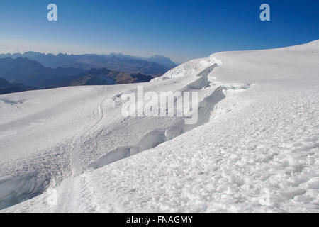 Vista desde el glaciar del Huayna Potosí a través de la Cordillera de Los Andes hacia Aguas del Illimani, Bolivia Foto de stock