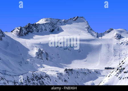 Remontes, pistas de carreras y el glaciar de Rettenbach Solden ski resort en Otztal Alpes en Tirol, Austria Foto de stock