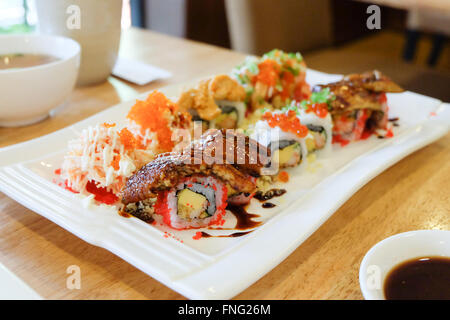 Sushi conjunto ; sushi roll con salmón y anguila ahumada