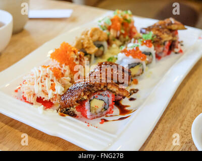 Sushi conjunto ; sushi roll con salmón y anguila ahumada