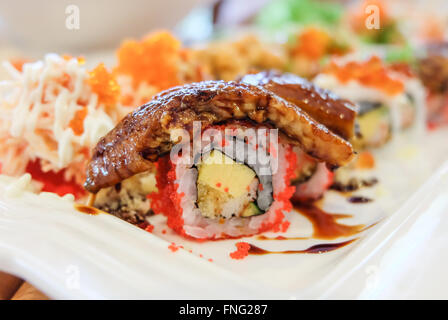 Sushi conjunto ; sushi roll con salmón y anguila ahumada