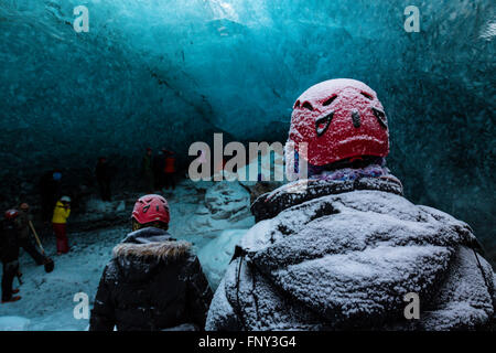 La gente en la entrada de una cueva de hielo, Parque Nacional, el glaciar de Vatnajökull, Islandia