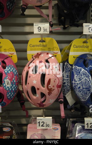 Casco seguridad de bicicletas en venta un Carrefour Fotografía de stock - Alamy