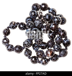 Enredadas collar de vena de dragón negro Agate gemstone beads sobre fondo blanco. Foto de stock