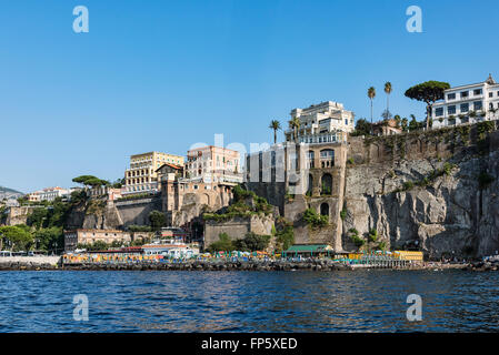 Ciudad de Sorrento, visto desde el agua, Campania, Italia Foto de stock