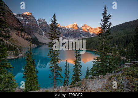 El Lago Moraine, el lago glacial-fed, en la luz de la tarde, el Valle de los Diez Picos, Canadian Rockies, Parque Nacional de Banff