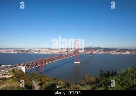 El Puente 25 de abril suspensión del puente que conecta la ciudad de Lisboa y Almada en Portugal, el río Tajo (Tejo) Foto de stock