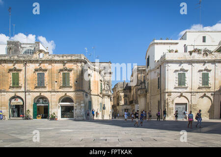 Lecce, Italia - Agosto 6, 2014: Detalle de los edificios de estilo barroco en la Plaza de la Catedral, Lecce.