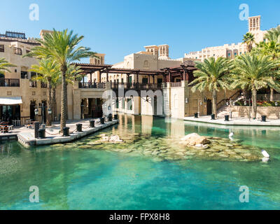 Madinat Jumeirah Resort y Souq en Dubai, Emiratos Árabes Unidos. Foto de stock