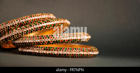 Boda india pulseras de oro rojo y verde Foto de stock