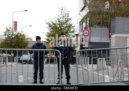 El 14 de noviembre de 2015. París, Francia. La policía francesa montan guardia fuera del Stade de France, en Saint-Denis. ©Marc Ward/Alamy