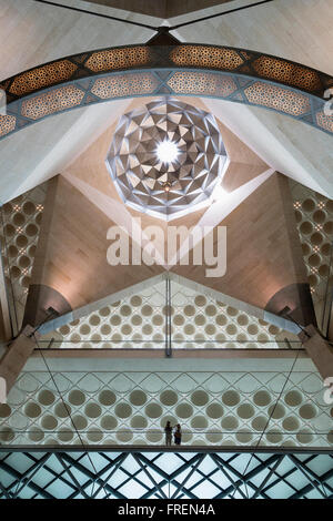 Vista interior de detalles arquitectónicos del techo en el Museo de Arte Islámico en Doha (Qatar)