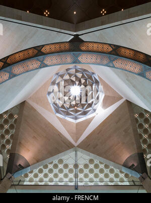 Vista interior de detalles arquitectónicos del techo en el Museo de Arte Islámico en Doha (Qatar)